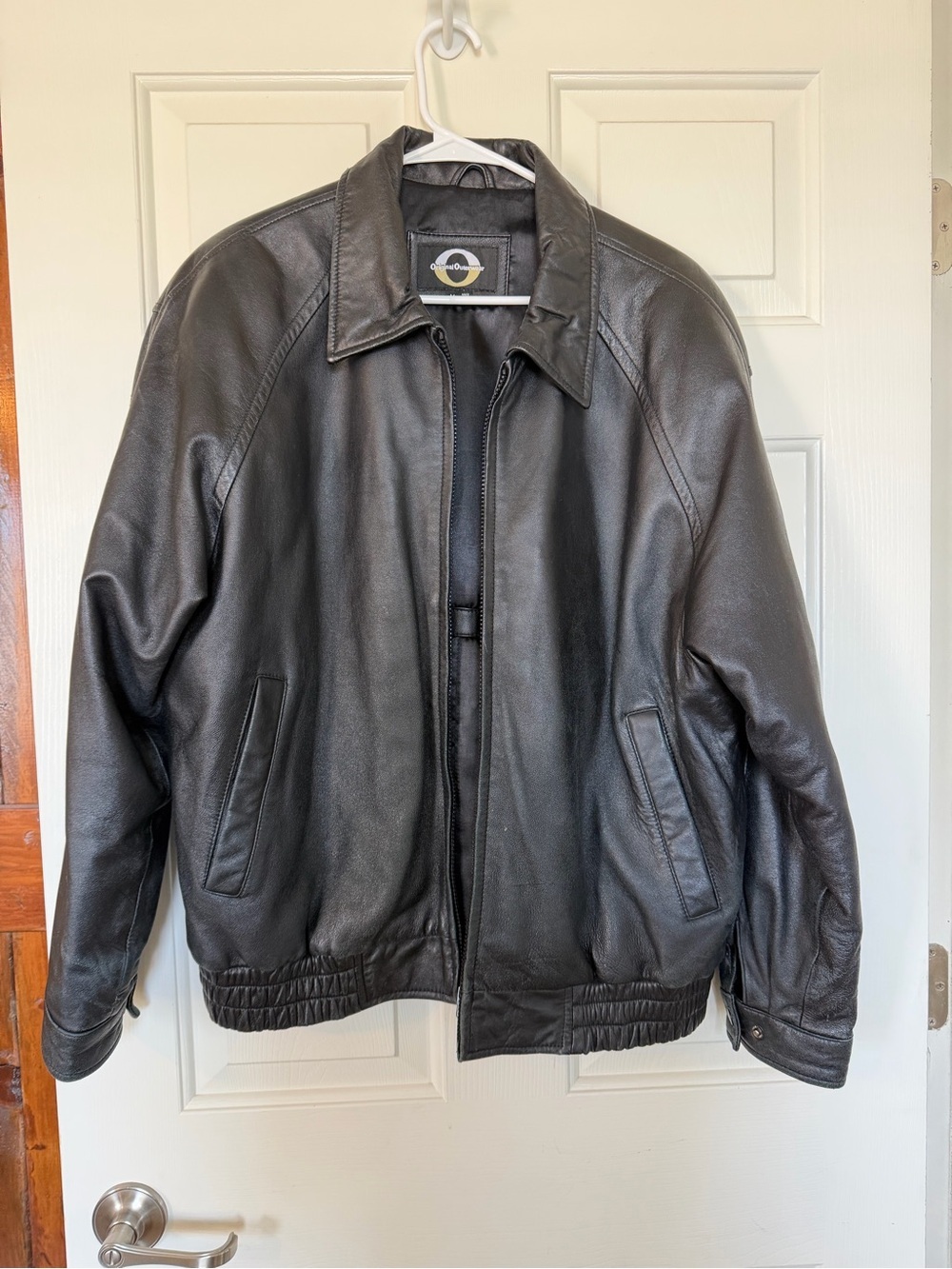 Men's Original Outerwear Black Leather Bomber Jacket - size M
